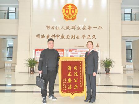 　　近日，一案件当事人向定西中院民三庭法官送来锦旗，对法官的公正司法和高效为民表示感谢。   闫 杰 摄
