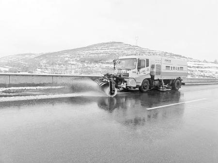 　　近日，我市境内大范围降雪，为确保人民群众安全出行，定西高速公路养护所对辖养公路桥梁、隧道、急弯、长大下坡等重点路段开展机械化除雪作业，切实保障管养高速公路的安全畅通。 王文姬 摄