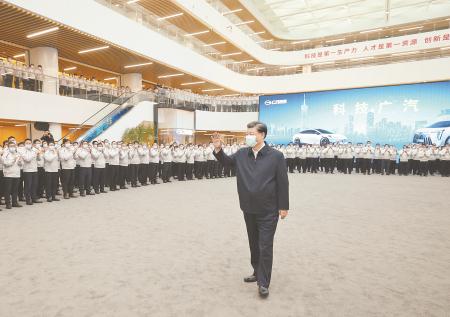 4月10日至13日,中共中央总书记、国家主席、中央军委主席习近平在广东考察。这是12日下午,习近平在广汽研究院向职工们挥手致意。 新华社记者 鞠鹏 摄