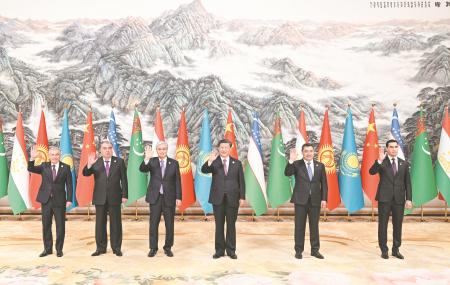 　　5月19日上午，国家主席习近平在陕西省西安市主持首届中国－中亚峰会并发表题为《携手建设守望相助、共同发展、普遍安全、世代友好的中国－中亚命运共同体》的主旨讲话。哈萨克斯坦总统托卡耶夫、吉尔吉斯斯坦总统扎帕罗夫、塔吉克斯坦总统拉赫蒙、土库曼斯坦总统别尔德穆哈梅多夫、乌兹别克斯坦总统米尔济约耶夫出席。           新华社记者 申宏 摄