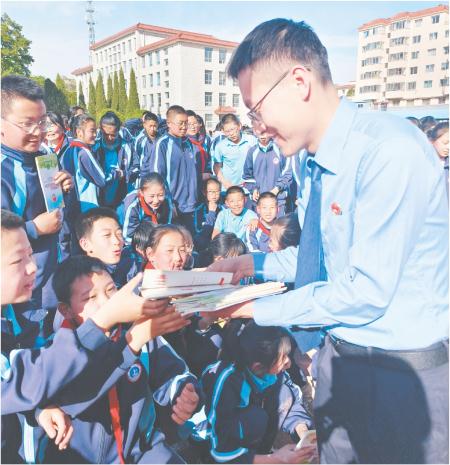 　　近日，陇西县检察院未检团队以“走出去”的形式，走进陇西县巩昌中学开展“检爱同行 共护花开”检察开放日主题宣讲活动。
　　                  范金萍 摄