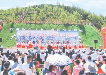 　　近日，岷县清水镇第二届文化旅游节在天泉山举行，现场开展了赏天泉美景、文艺表演、唱传统大戏、非遗产品手工翻砂铜铝铸造、香包、刺绣产品展示、洮岷花儿赛唱、跳篝火晚会、品特色美食、展运动风采等活动，把乡村振兴与发展乡村旅游深度融合，为打造“岷县之韵”、建设多彩岷州增光添彩。
　　          新定西·定西日报通讯员 马万安 摄