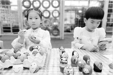 　　为了让幼儿更好地了解端午节，感受端午节丰富的文化内涵，激发幼儿的爱国主义情感，端午节期间，渭源县第二幼儿园开展了“‘粽’夏游园 趣过端午”端午节主题系列活动。                        祁君 摄