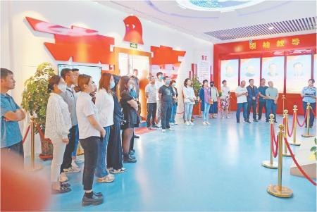 　　近日，市卫生健康委组织委机关及市直医疗卫生健康单位干部职工在定西市禁毒教育基地开展禁毒警示教育活动。                  刘鹏程 摄
