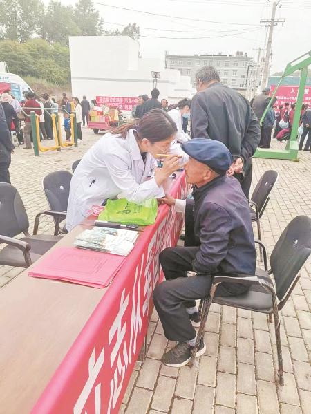 　　日前，渭源县中西医结合医院组织该院五官科、消化科、针灸科等10余名专家深入该县祁家庙乡官路村文化广场开展县乡联合义诊活动。   曹亚彬 摄
