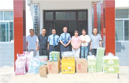 　　近日，漳县检察院组织干警为帮扶村盐井镇张家岭村“巾帼家美”积分超市捐赠爱心物品。                             漆继明 摄