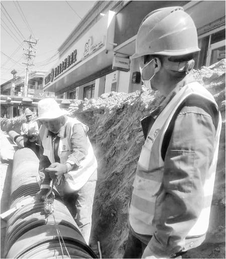 　　近日，通渭县北城铺镇在北城街道铺设下水管1155米、道牙1200米，安装雨水检查井35座、雨水口55座，拓宽道路600米，彻底解决了街道水路不畅问题。图为街道施工现场。
 韩振龙 摄