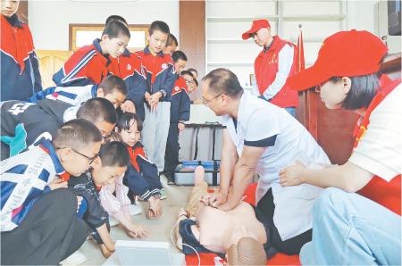 　　日前，通渭县鸡川镇中心卫生院组织开展急救知识进校园活动，进一步增强了师生应对突发事件和意外伤害的应急意识，取得了积极成效。            李莲 摄