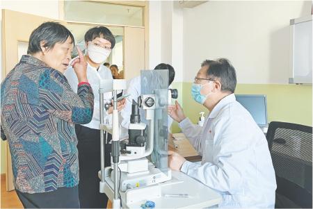 　　近日，山东省医师协会赴通渭县人民医院开展巡回诊疗暨慰问山东帮扶甘肃医师活动。图为专家医师开展联合义诊活动。      张孜寒 摄
