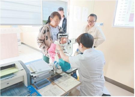 　　近日，陇西爱尔眼科医院开展“全民爱眼 从我做起”义诊活动。
　　            张爱军 摄
