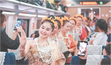 　　老挝工作人员在中老铁路上开行的D887次国际旅客列车上表演（2023年4月13日摄）。
　　新华社记者 邢广利 摄