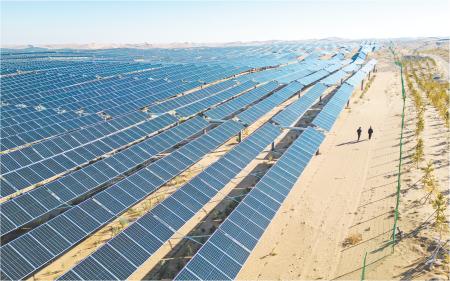 　　凉州区九墩滩光伏治沙示范园区规划占地面积50万亩，装机容量1500万千瓦。园区规划光伏发电单元15个，配套330千伏升压站15座，共享储能电站15座，配套建设大数据调度中心、通场道路、供水供电等基础设施。园区建成后预计年发电量260.25亿千瓦时，年产值75亿元，上缴税金5亿元。
