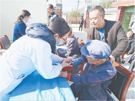 　　近日，通渭县马营镇中心卫生院携手马营镇人民政府走进马营敬老院开展志愿服务活动，为周边三十余名老人送去健康义诊服务。何凡娟 摄
