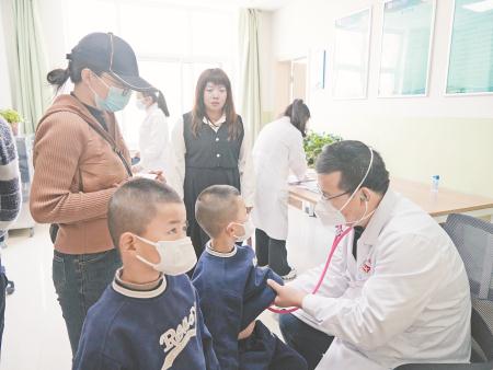 　　连日来，面对儿科就诊人数上升的形势，通渭县人民医院多措并举满足患儿24小时就诊需求，为患儿及家长提供高效便捷的就诊就医服务，全力守护儿童身体健康。               张孜寒 摄
