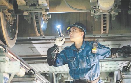 　　1月30日，动车所地勤机械师开展检修工作。
　　春节前夕，中国铁路昆明局集团有限公司昆明车辆段的工作人员加大对动车的检修保养力度，全力保障春运安全，守护旅客平安出行。
 新华社发（彭奕凯    摄）