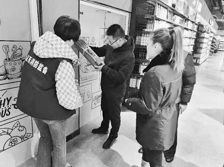 　　近日，安定区永定路街道西岩社区全面开展大排查大整治工作，力促春节期间辖区安全形势稳定。          王映林 摄
