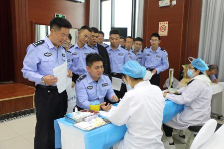 　　日前，市中心血站组织市公安局安定分局公安民警开展无偿献血活动，共计献血6800毫升。      易慧琴 摄