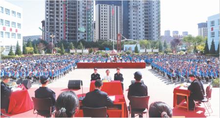 　　为丰富法治教育方式，全面做实未成年人司法保护和犯罪预防工作，积极提升未成年人的法律意识和自我保护能力，日前，渭源县法院联合县检察院、县教育局、县妇联及团县委等单位到渭源县龙亭学校开展青少年“模拟法庭”活动。 景宏亮 摄