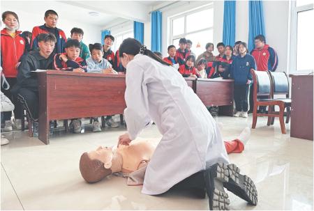 　　为进一步提高师生们面对突发事故时现场应急救护能力，普及急救救护知识。近日，安定区香泉镇中心卫生院在香泉民族中学开展“心肺复苏”专题应急救护培训。              陈丽娟 摄
