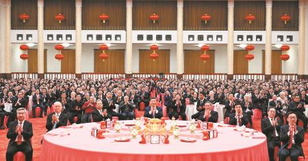 　　1月27日，中共中央、国务院在北京人民大会堂举行2025年春节团拜会。党和国家领导人习近平、李强、赵乐际、王沪宁、蔡奇、丁薛祥、李希、韩正等同首都各界人士欢聚一堂、共迎佳节。                         新华社记者 谢环驰 摄