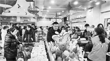 　　近日，市民在超市选购自己心仪的年货。
　　春节期间，我市消费品市场供应充足、商品丰富、价格稳定，年味、“烟火味”十足，市场运行总体平稳、安全、有序，让老百姓度过一个欢乐、祥和、热闹的新春佳节。
　　新定西·定西日报记者
　　石建强 摄