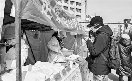 　　2月7日，市民在东门口购买元宵。据了解，随着元宵佳节的临近，我市元宵专卖点的师傅从几天前就开始忙碌，7日开始，前来买元宵的市民明显增多。
　　新定西·定西日报记者 石建强 摄