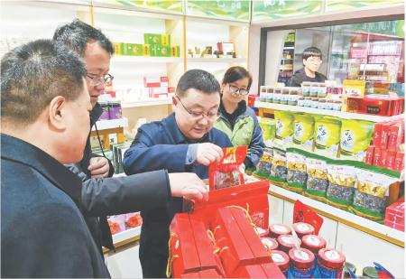 近日,市市场监管局工作人员检查食品安全工作。