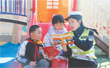 　　近日，临洮县公安交警紧扣“知危险 会避险”主题，组织警力走进辖区中小学开展“全国中小学生交通安全教育日”宣传活动。                                杨小娟 摄