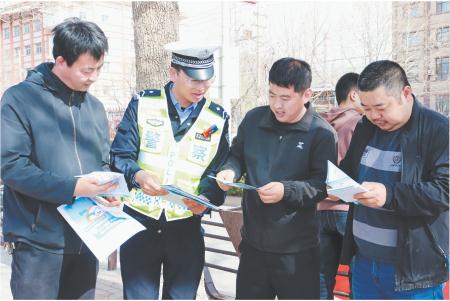 　　近日，漳县公安交警以“全民国家安全教育日”为契机开展交通安全宣传活动。 刘彩英 摄