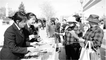 　　近日，通渭县市场监督管理局联合多部门在该县文化广场组织开展以“知识产权与人工智能”为主题的2025年知识产权宣传周活动。
　　本次宣传发放《知识产权报》4·26特刊、宣传彩页等资料600余份，接受咨询30余人次，覆盖企业员工、商户及消费者，进一步提升了公众对尊重和保护知识产权的意识。
　　新定西·定西日报记者 包雪瑞 摄