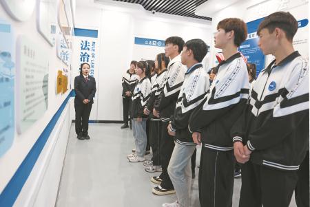 　　近日，岷县人民检察院联合共青团岷县委员会组织岷县职业中等专业学校学生在该县检察院青少年法治教育实践基地，开展了一场“沉浸式”法治教育实践活动。                   宋志龙 摄
