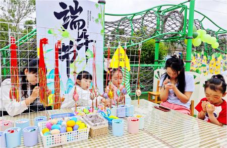 　　▲仲夏端午时节，通渭县图书馆携手第六幼儿园举办“汉韵端午·稚趣童年”趣味游园活动。20余项沉浸式文化体验项目巧妙融合千年端午习俗与幼儿教育，在儿童心中播撒传统文化种子。     新定西·定西日报通讯员 惠施阳 摄