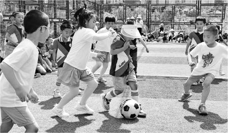 　　6月25日，渭源县第二幼儿园“快乐小脚丫 足球嘉年华”第三届大班级足球联谊赛火热开赛。萌娃们在绿茵场上奔跑竞技，稚气十足、活力四射。
　　 南碧霞 摄