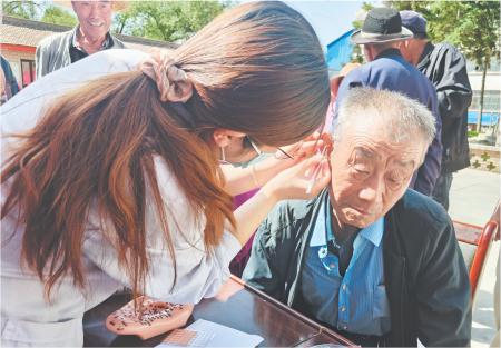 　　近日，安定区香泉镇中心卫生院的中医骨干团队带着“耳穴压豆”中医适宜技术，走进了西寨村，开展了一场集基础健康监测与中医特色服务于一体的综合义诊活动。 陈丽娟 摄