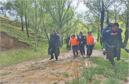 　　近日，临洮县站滩乡开展防汛应急演练。龙海霞 摄