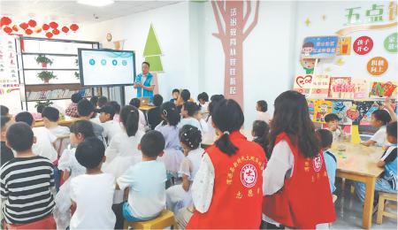 　　近日，渭源县民政局联合兰州爱颐社工服务中心、渭源县清源镇君山社区共同开展“小手拉大手 防溺一起走”主题活动。                  王慧娥 摄