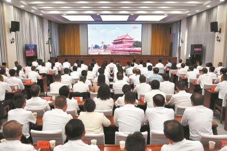 　　9月3日，纪念中国人民抗日战争暨世界反法西斯战争胜利80周年大会在北京天安门广场隆重举行。陇西县干部群众通过电视、网络等多种媒介收听收看大会直播盛况。           新定西·定西日报通讯员 崔翔龙 何鹏 摄影报道