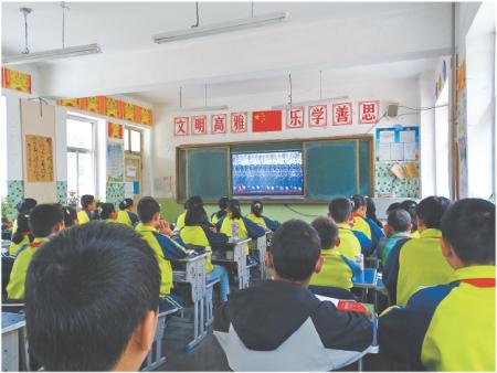 　　9月3日，通渭县北城学校组织师生通过电视、网络等多种媒介收听收看纪念中国人民抗日战争暨世界反法西斯战争胜利80周年大会直播。
　　新定西·定西日报通讯员 韩振龙 摄