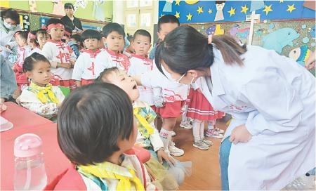 　　近日，通渭县马营镇中心卫生院组织医务人员走进马营镇第一幼儿园，举办学校常见传染病知识讲座。                              李琪玮 摄