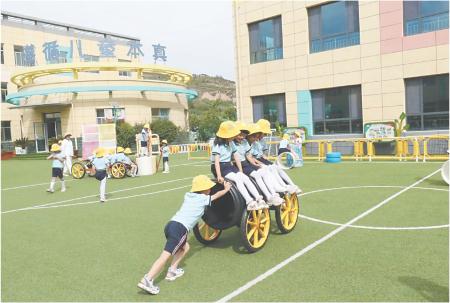 　　图为通渭县第三幼儿园的孩子们在进行课外活动。 新定西·定西日报记者 马蓉 摄
