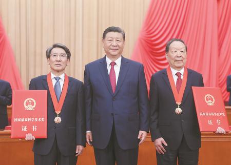 6月24日,全国科技大会、国家科学技术奖励大会和中国科学院第二十一次院士大会、中国工程院第十七次院士大会在北京人民大会堂隆重召开。中共中央总书记、国家主席、中央军委主席习近平向获得2023年度国家最高科学技术奖的武汉大学李德仁院士(右)和清华大学薛其坤院士(左)颁奖。 新华社记者 鞠鹏 摄