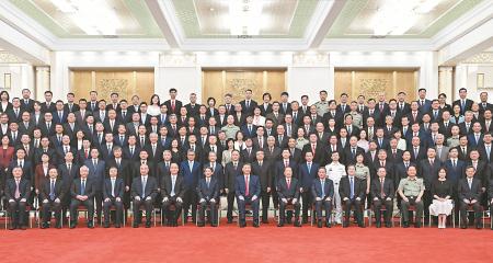 6月24日,全国科技大会、国家科学技术奖励大会和中国科学院第二十一次院士大会、中国工程院第十七次院士大会在北京人民大会堂隆重召开。会前,习近平等领导同志亲切会见国家科学技术奖获奖代表,并同大家合影留念。
新华社记者 谢环驰 摄