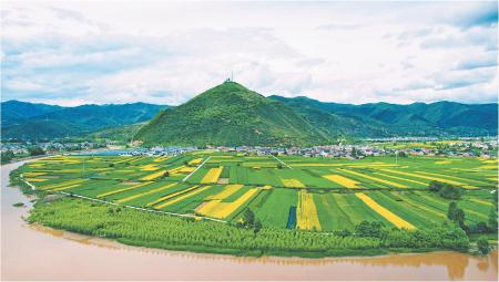 　　近日，岷县西寨镇风光旖旎，青山、河流、田野、民居相映成趣，勾勒出一幅美丽的乡村田园画卷。
　　                         新定西·定西日报记者 陈昕 摄