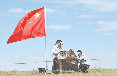 6月25日14时7分,嫦娥六号返回器携带来自月背的月球样品安全着陆在内蒙古四子王旗预定区域,探月工程嫦娥六号任务取得圆满成功。
新华社记者 贝赫 摄