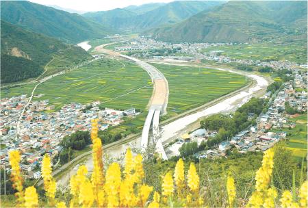 　　6月23日，岷县洮河岸边的西寨镇境内洮水蜿蜒，阡陌纵横，村居鳞次栉比，呈现出一派美丽的夏日生态画卷。
　　                             新定西·定西日报通讯员 郎佐民 摄