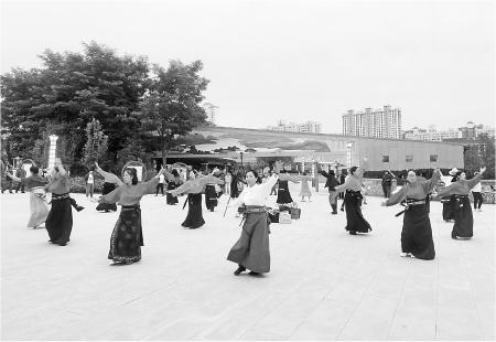 　　盛夏时节，安定区龙湾半岛广场成为市民休闲娱乐和锻炼的好去处。每天夜幕降临，广场上跳舞、打拳、轮滑、唱歌和散步的人比比皆是，一片欢乐的海洋。图为6月24日傍晚，市民在龙湾半岛广场上跳舞休闲。
　　                                新定西·定西日报记者 文爱凤 摄