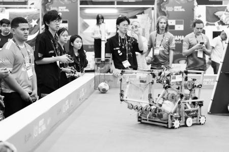 　　▲10月28日，在巴拿马首都巴拿马城，中国队队员参加2025年FIRST全球机器人挑战赛的练习赛。     新华社发（赛事主办方供图）