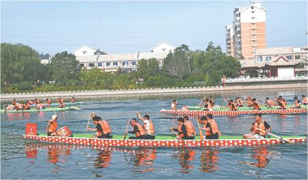　　6月14日，龙舟队在甘肃省敦煌市党河水域进行训练。
　　端午节临近，各地举行龙舟比赛、龙舟训练、龙舟巡游等活动，迎接这一传统节日的到来。
　　                        新华社发 （张晓亮 摄）
